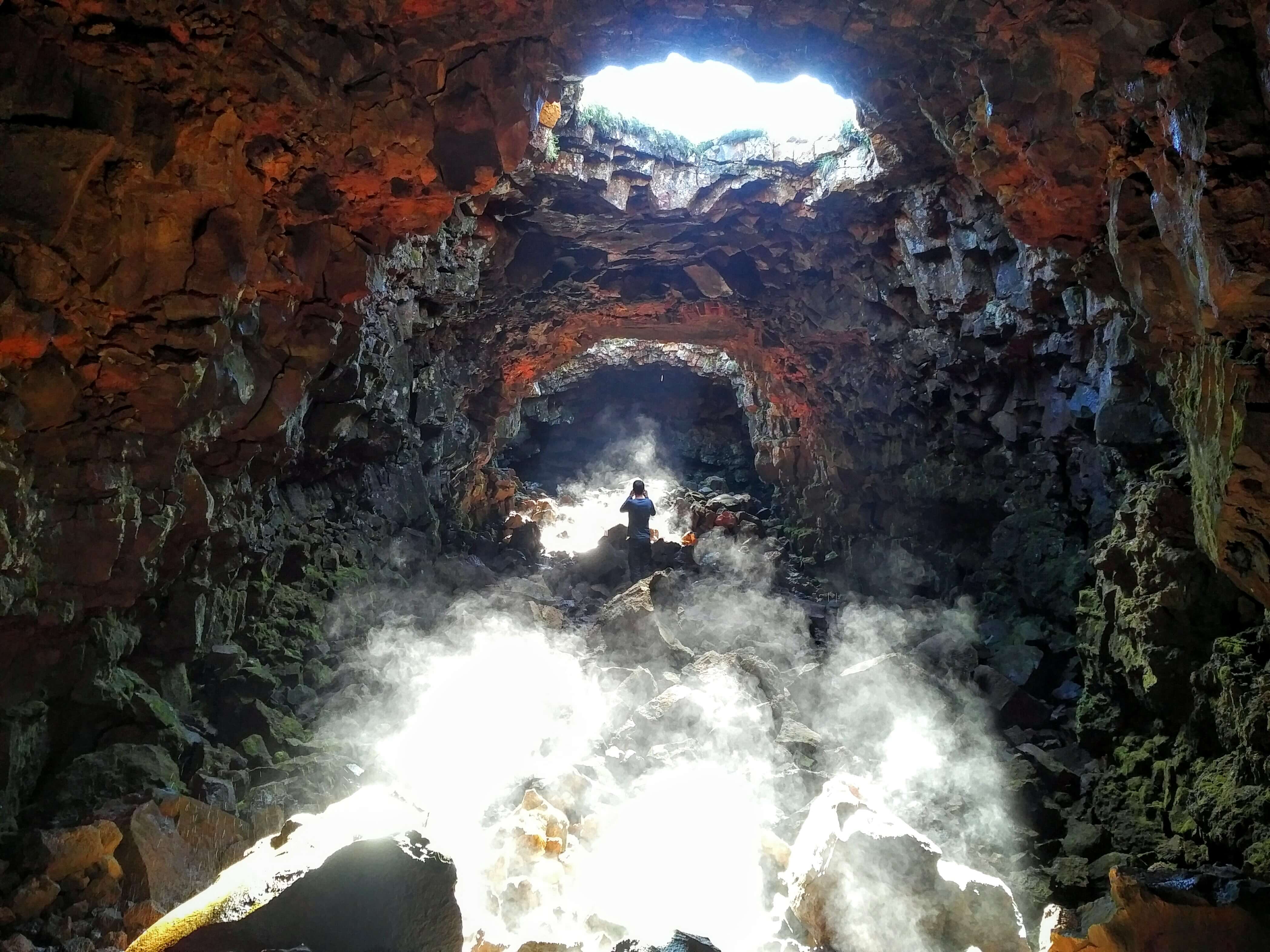Excursión en el tunel de lava en Islandia