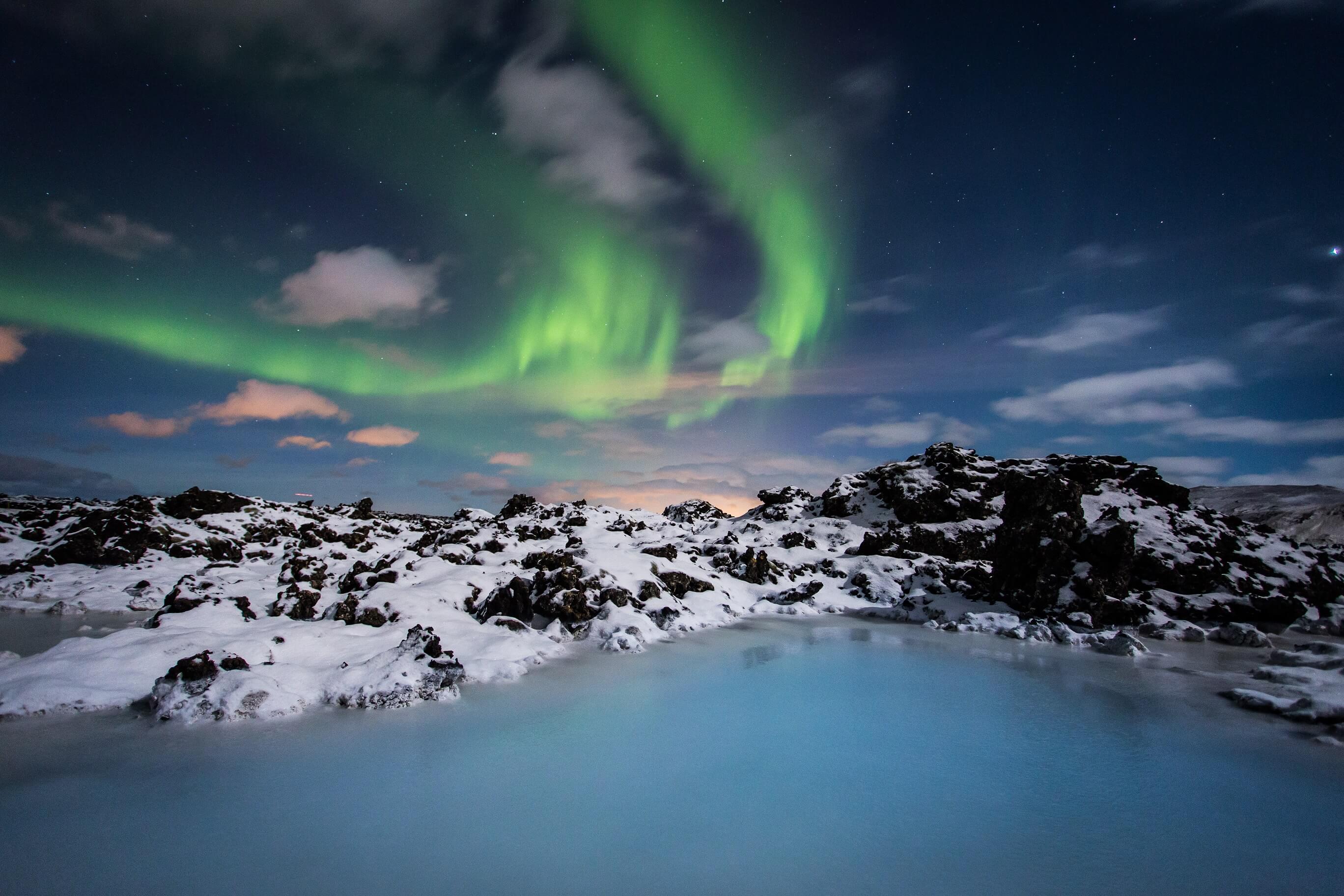 Auroras sobre la Laguna Azul de Islandia