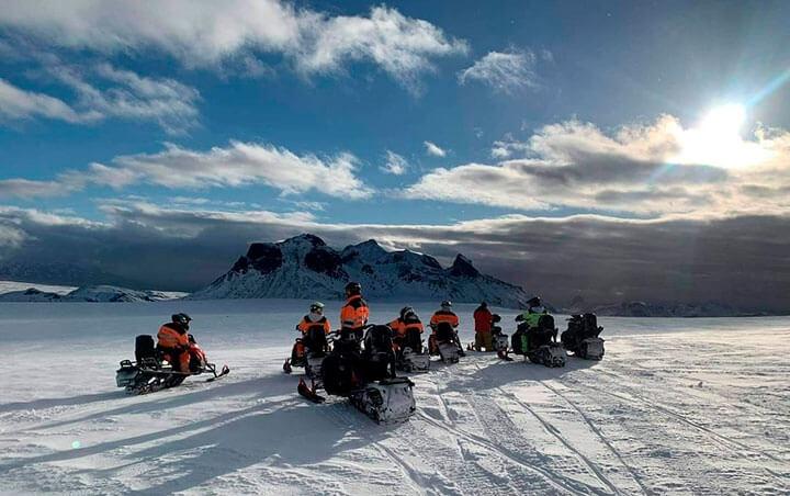 motos de nieve en glaciar en Islandia