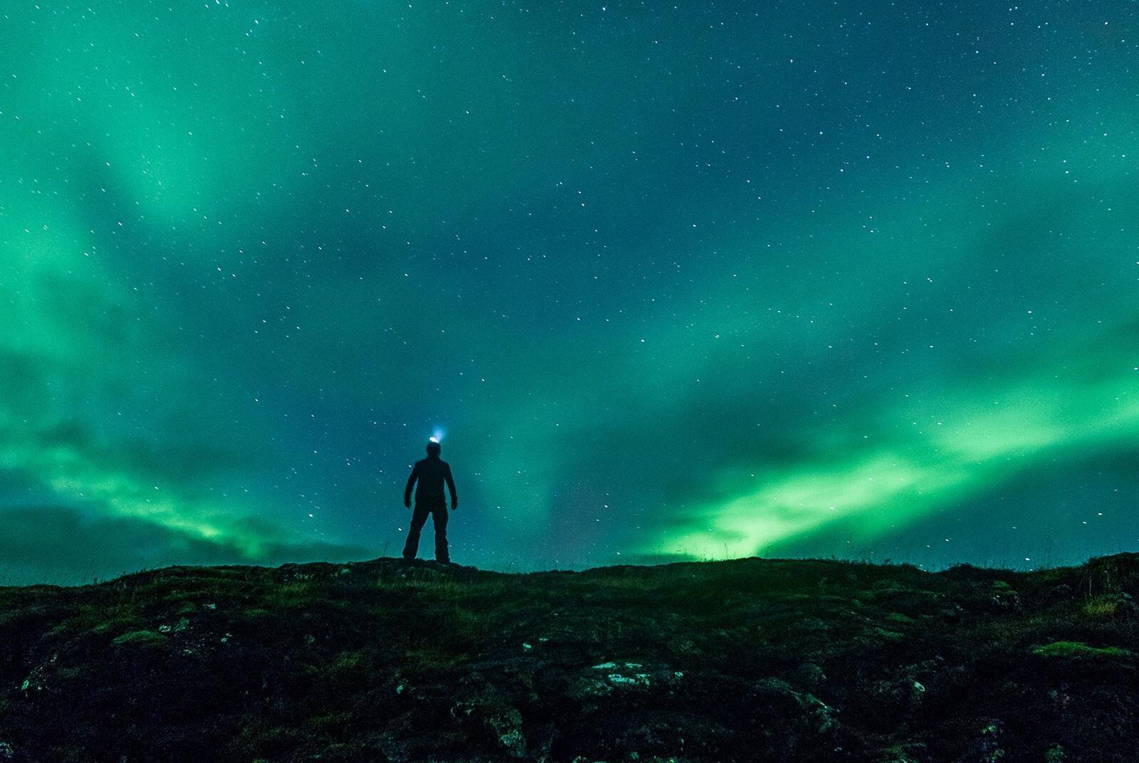 Vente a ver las auroras boreales durante la nochevieja en Islandia.