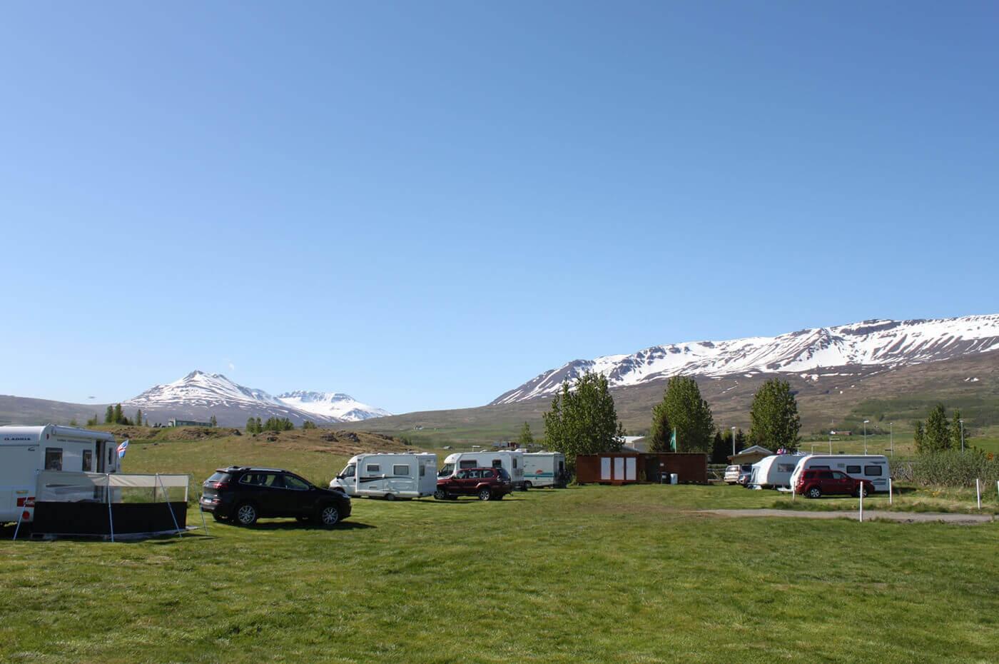 Autocaravanas en un camping en Islandia