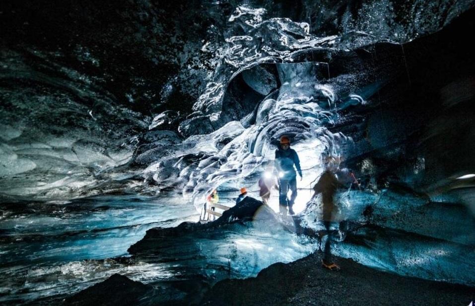 Cueva de hielo bajo el volcán en Islandia