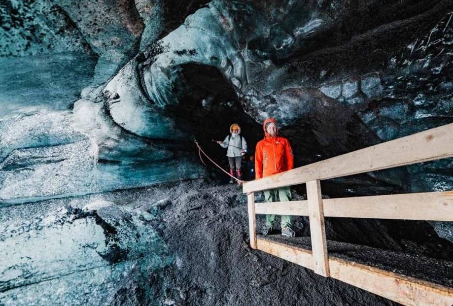 Cueva de hielo bajo el volcán Katla en Islandia