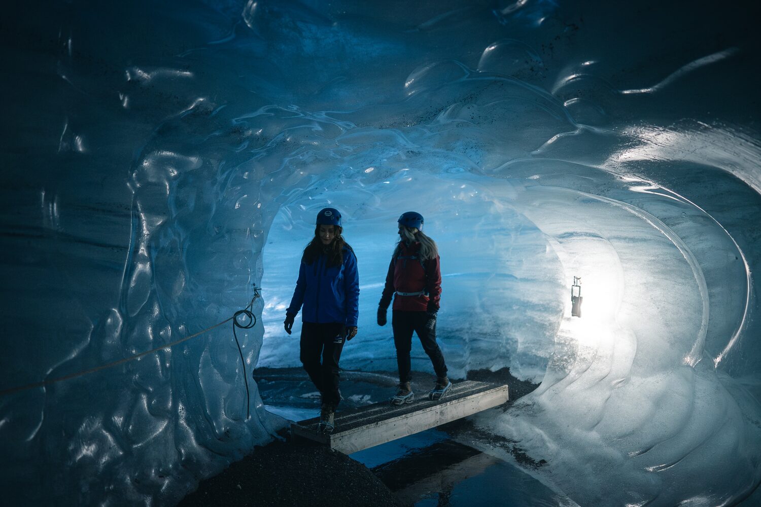 dentro de cueva hielo glaciar Katla islandia