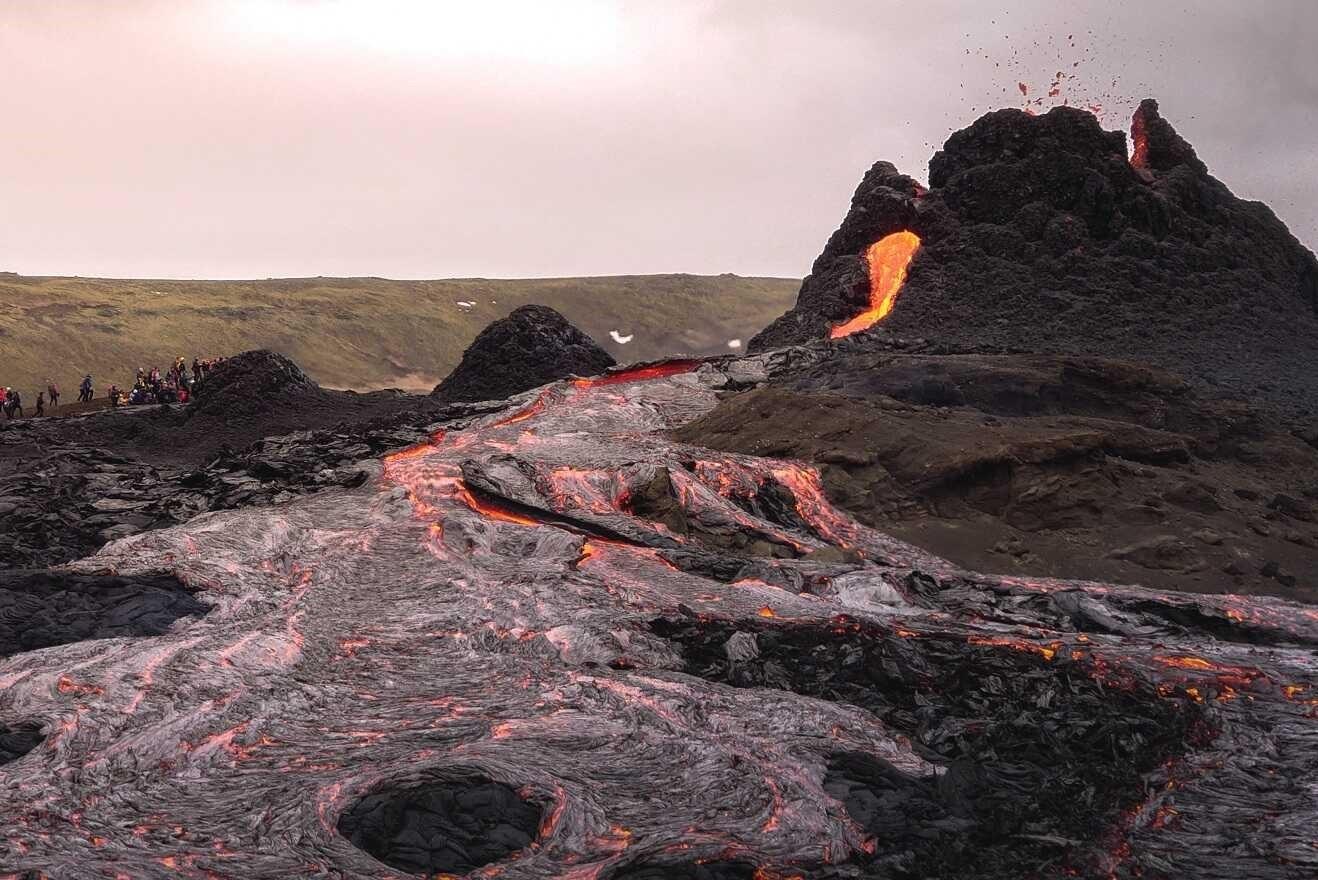Excursión a la erupción del volcán Fagradalsfjall en Islandia