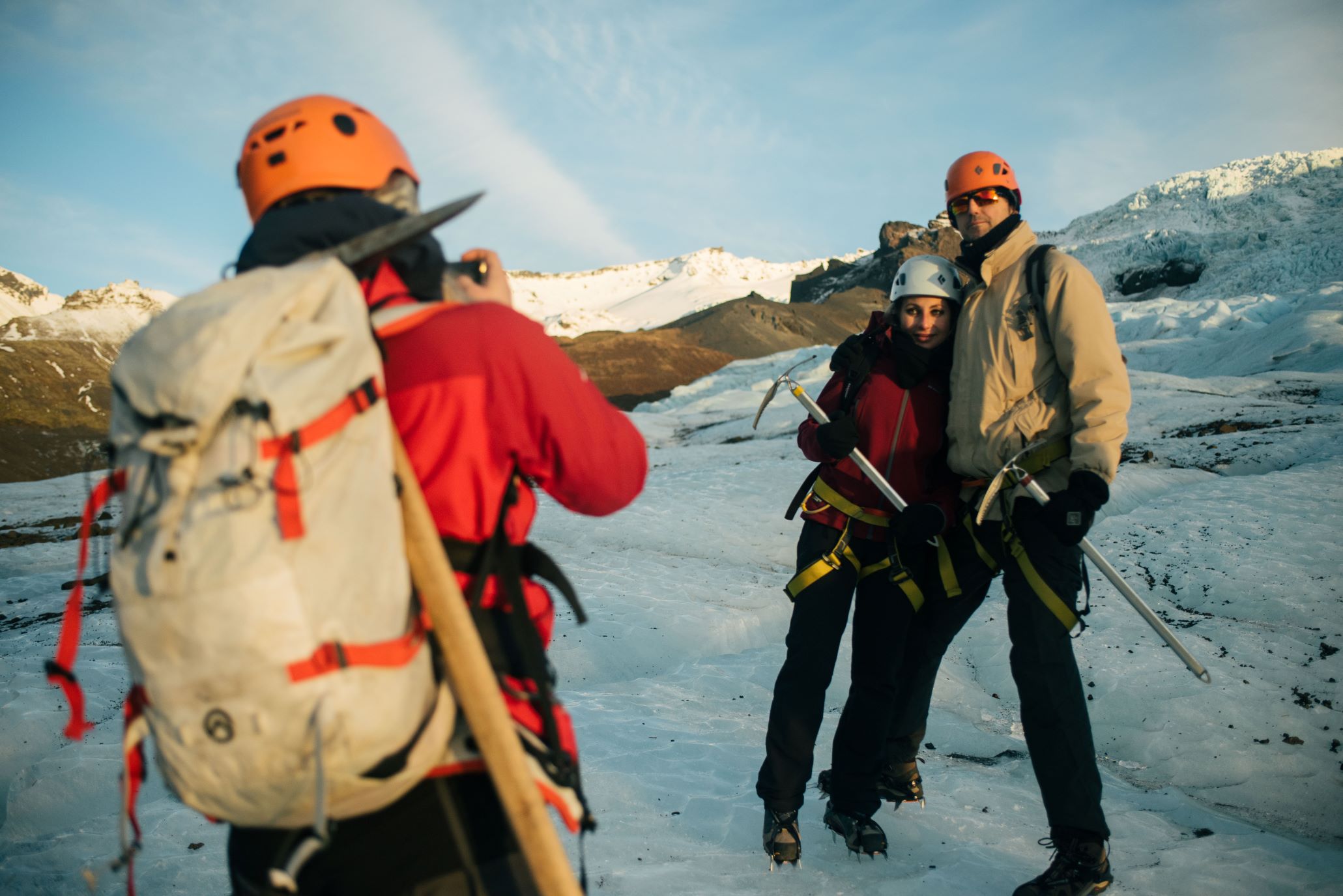 exploradores preparados para excursion glaciar islandia