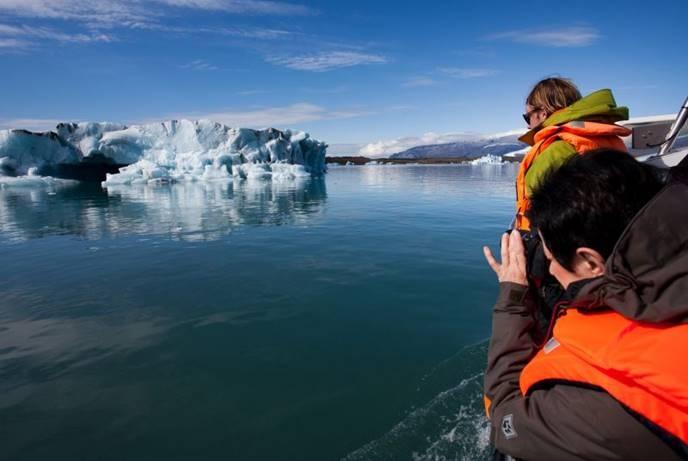 Laguna glaciar Fjallsarlon Con el barco en la laguna glaciar Fjallsarlon