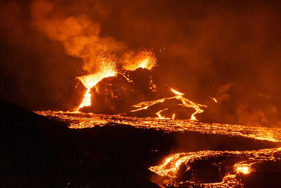 Río de lava de la erupción del volcán en Islandia