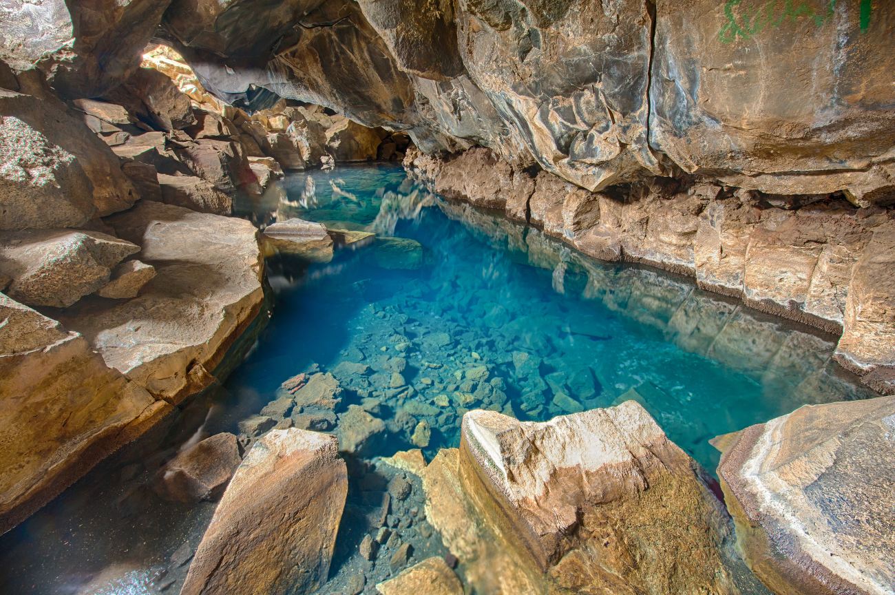 Cueva volcánica con agua azul cristalina en Islandia