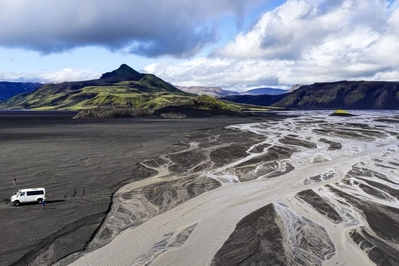 fagradalsfjall-eruption-super-jeep