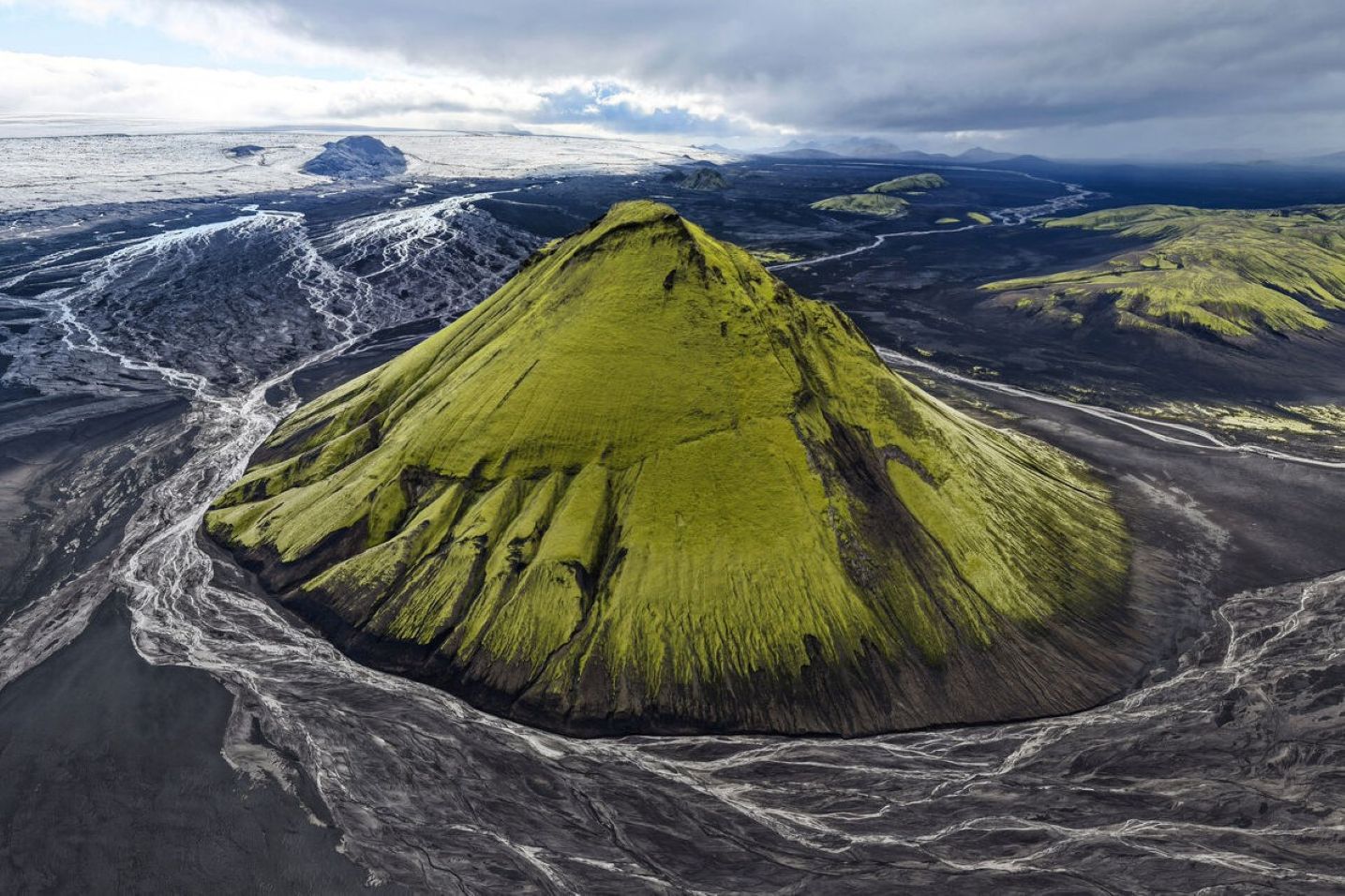 super-jeep-fresh-lava-fields-reykjanes
