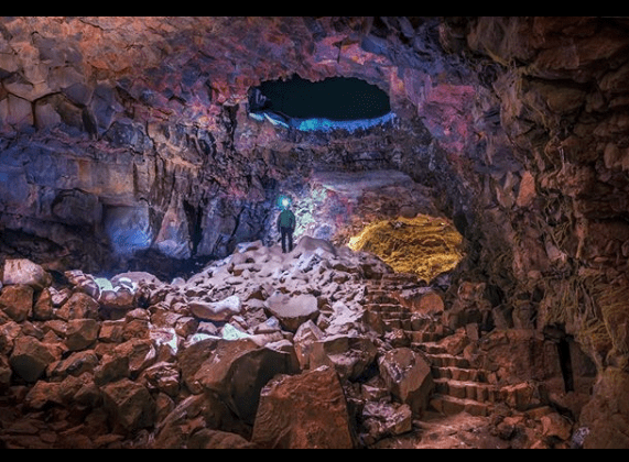 Excursión al túnel de lava por la noche