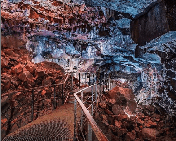 Excursión extrema dentro del túnel de lava en Islandia