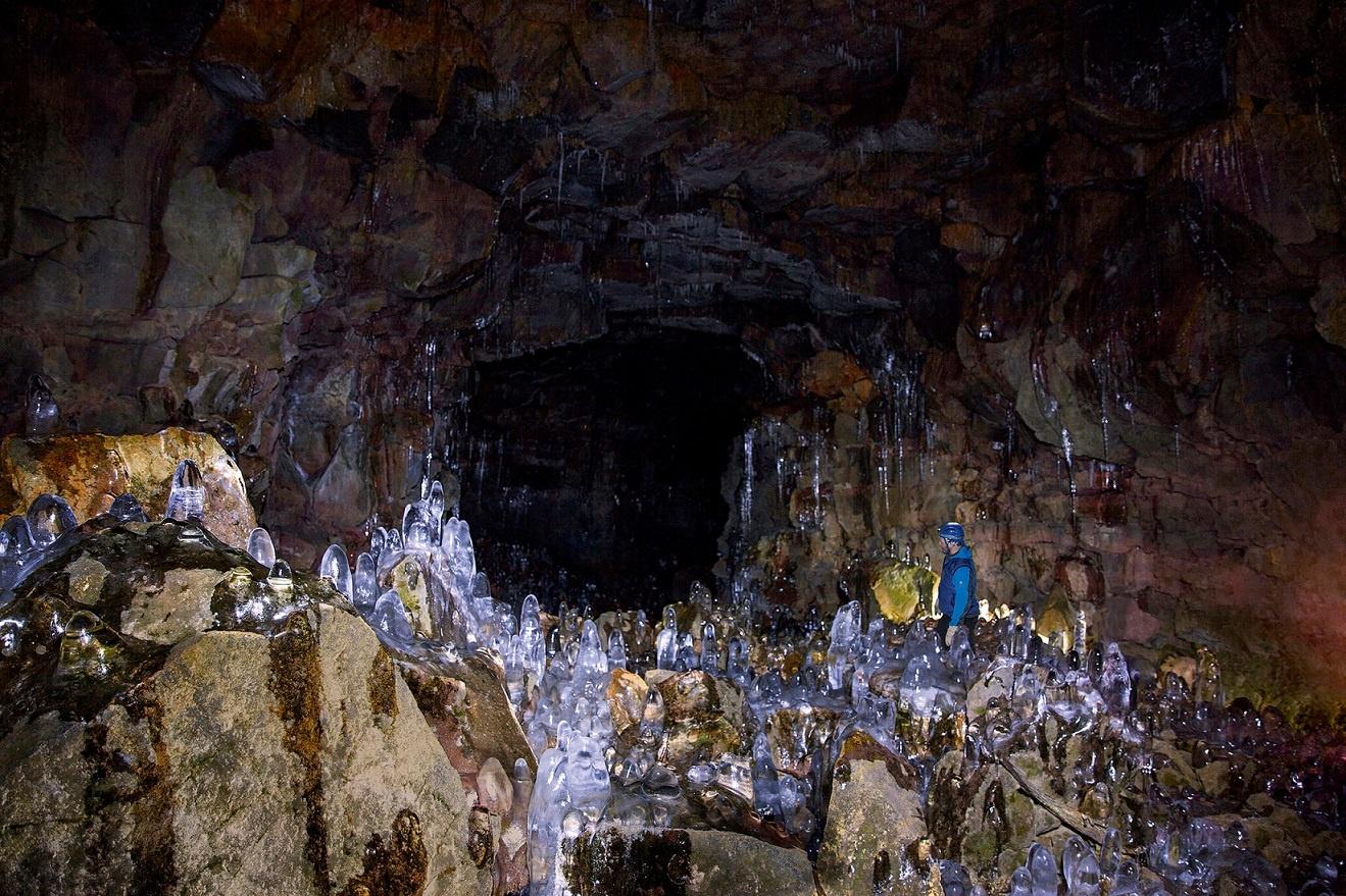 Excursión en tunel de lava en Islandia.