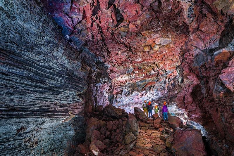 Cueva - túnel creada por una erupción volcánica y sus ríos de lava