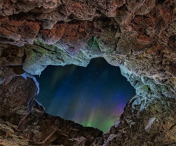 Túnel de lava por la noche en Islandia.