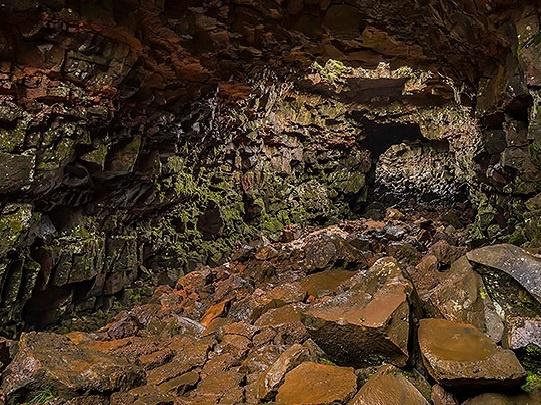 Excursión al túnel de lava más largo en Islandia.