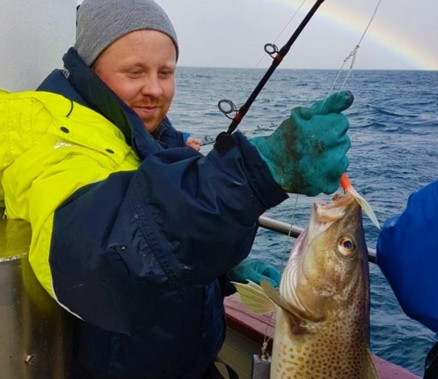Pescador pescando durante la excursión en Islandia