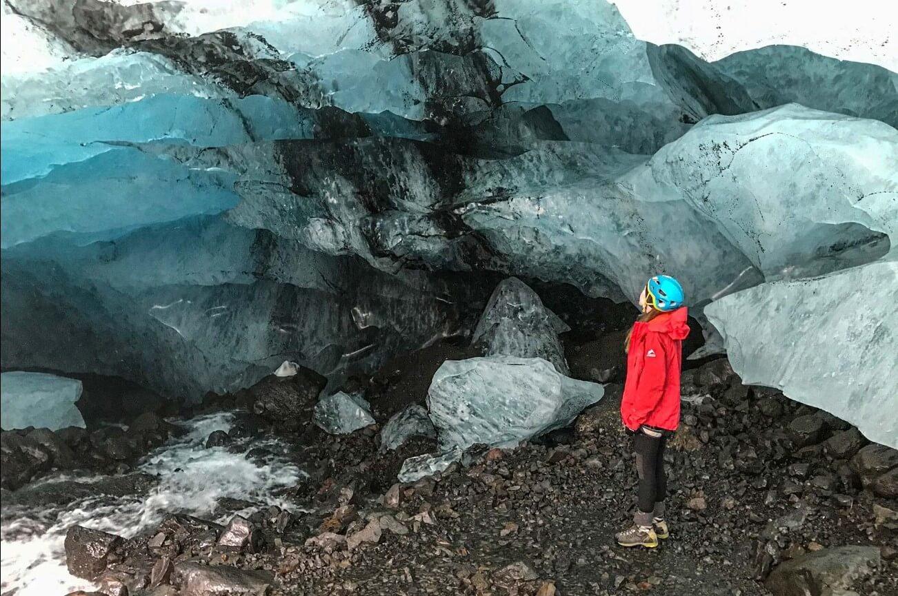 Cueva de hielo azul en Islandia
