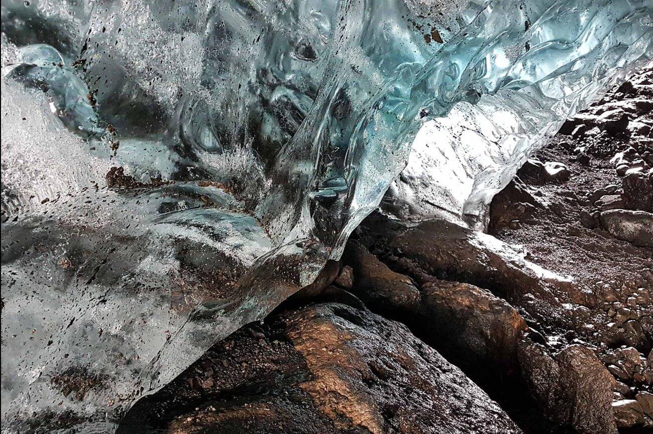 Cueva de hielo azul en glaciar Solheimajokull Islandia