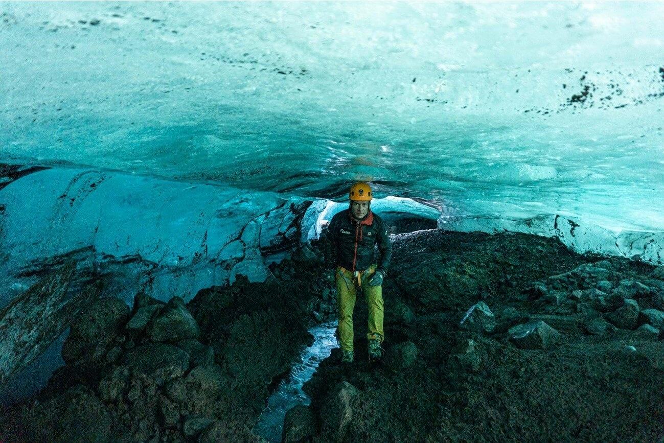 Cueva de hielo azul en el graciar Sólheimajökull  en Islandia