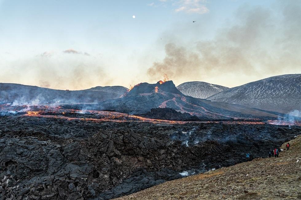 Caminata a la erupción del volcán en Geldingalur, Islandia