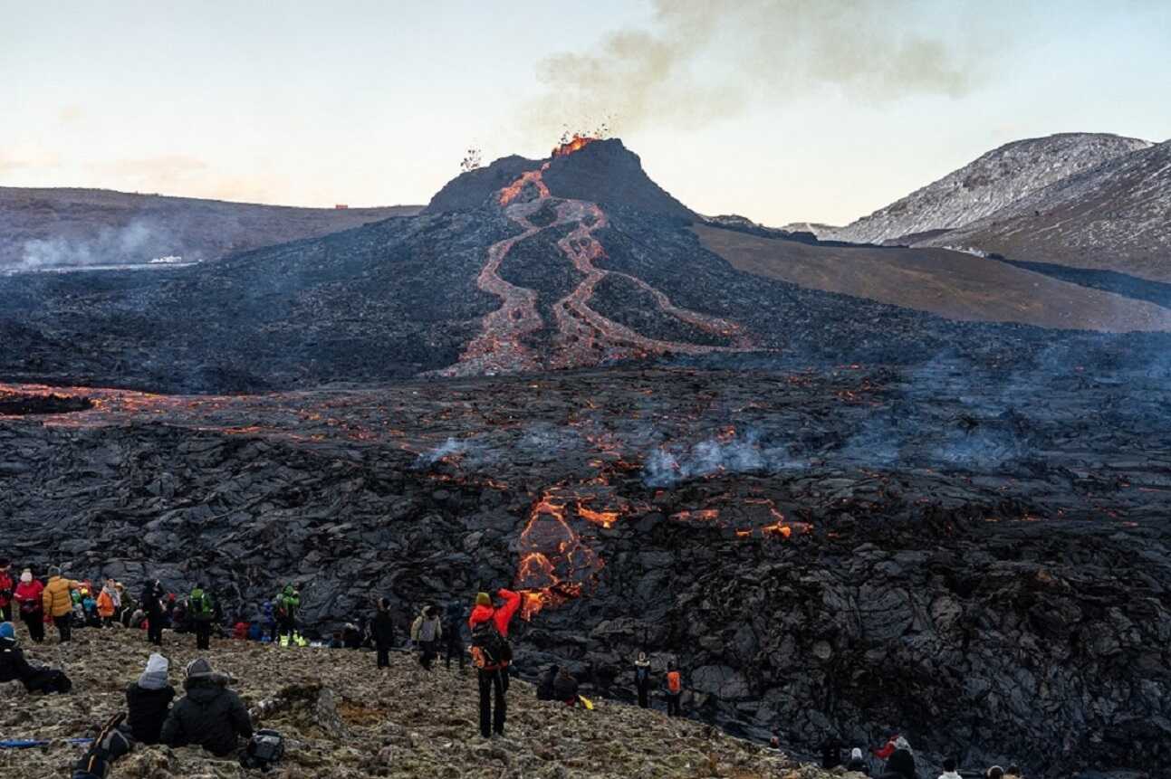 Caminata a la erupción del volcán en Geldingadalur, Islandia