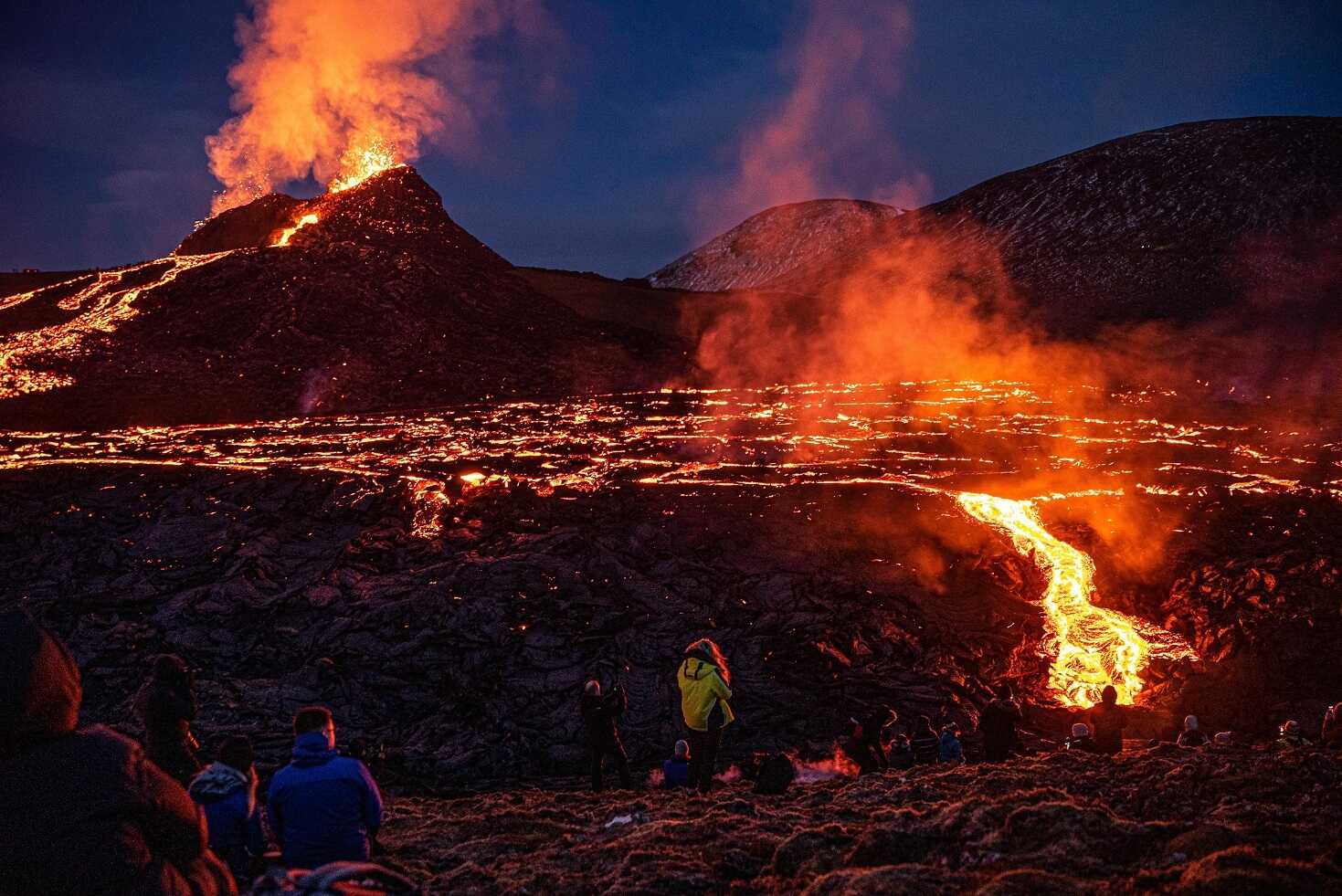 Caminata a la erupción del volcán en Islandia
