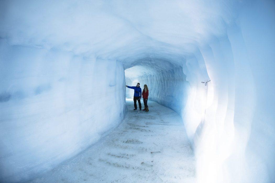Tunel de hielo - cueva de hielo hecha por humano.