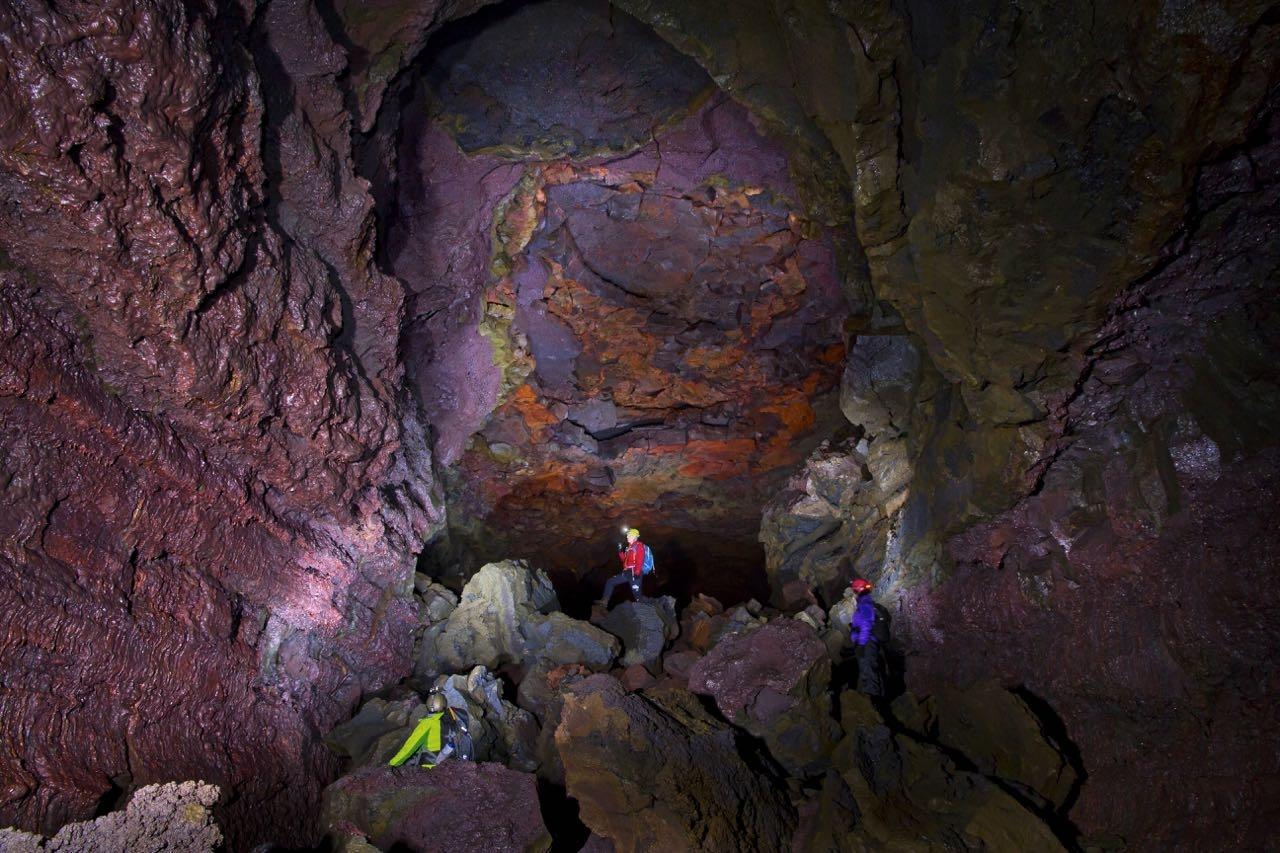 Excursión dentro de cueva de lava en Islandia