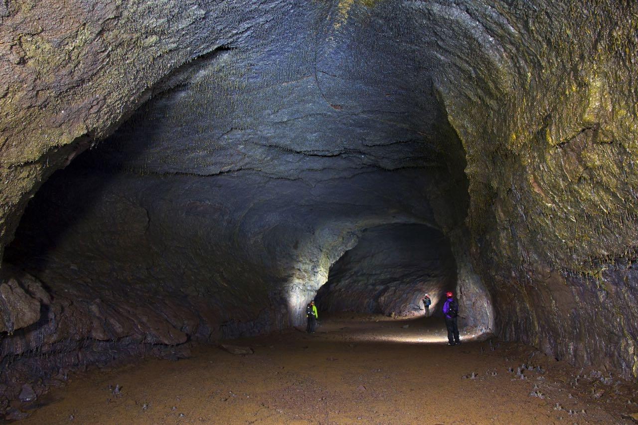 Túnel de lava en Islandia.