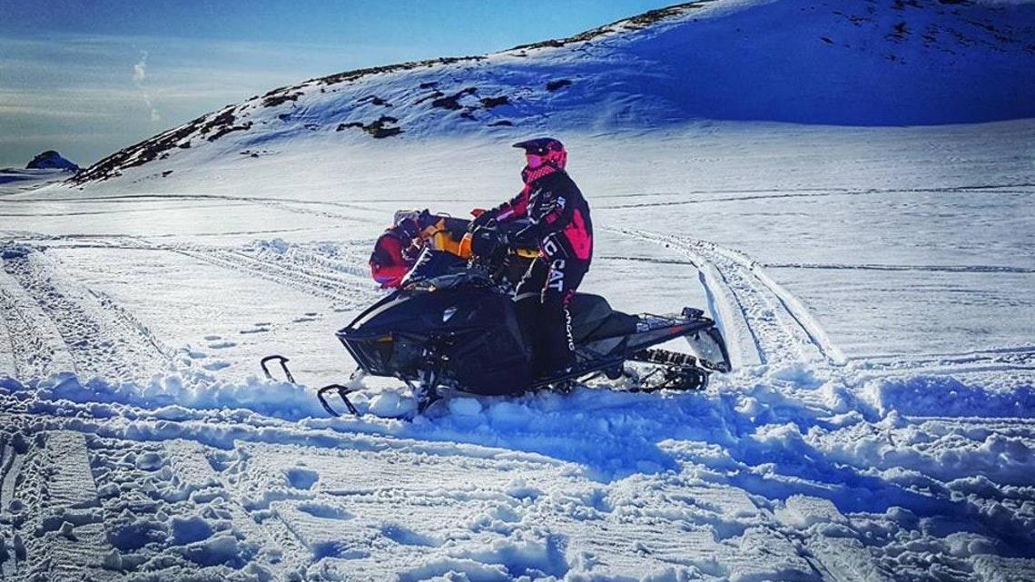 Motos de nieve en el glaciar Eyjafjallajökull