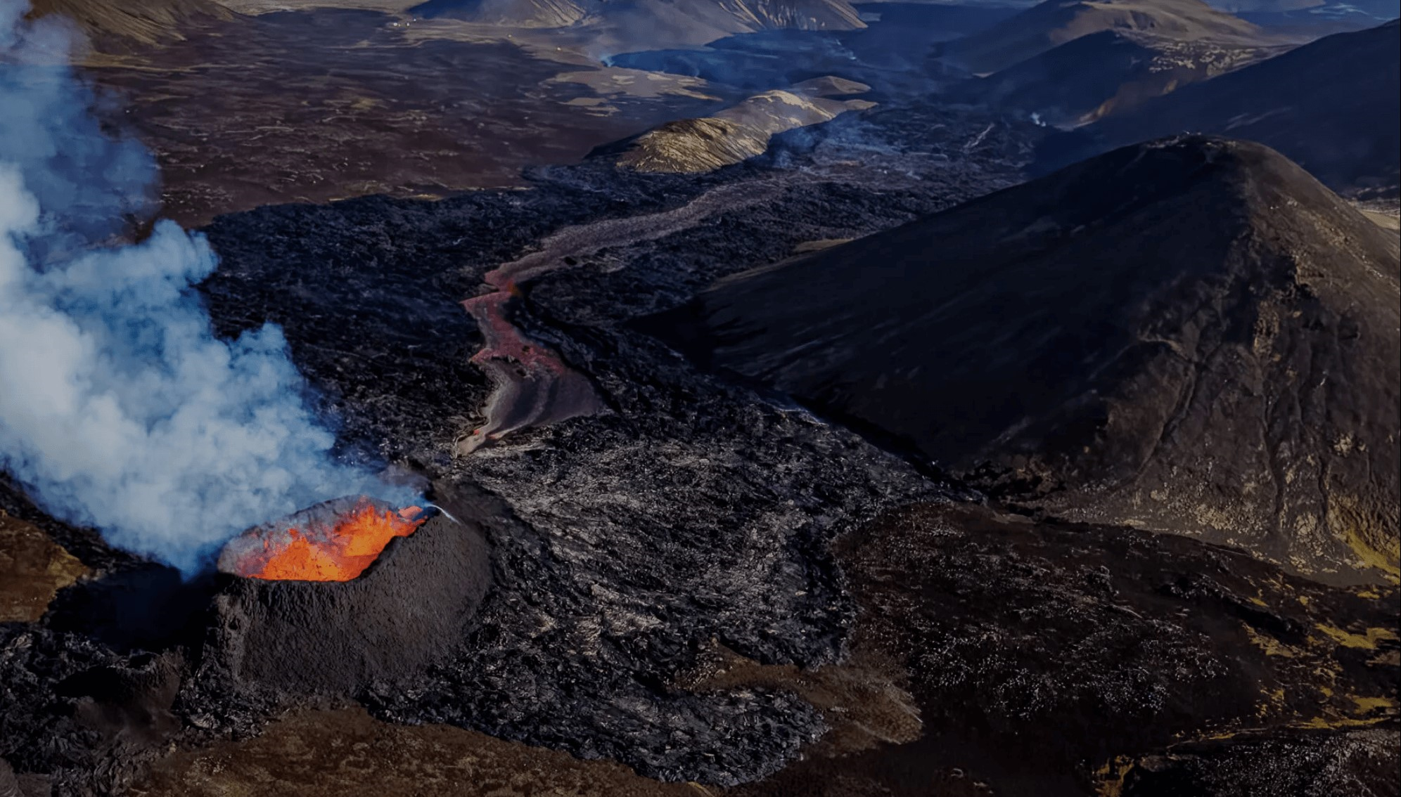 Erupción volcánica en Islandia desde un helicóptero