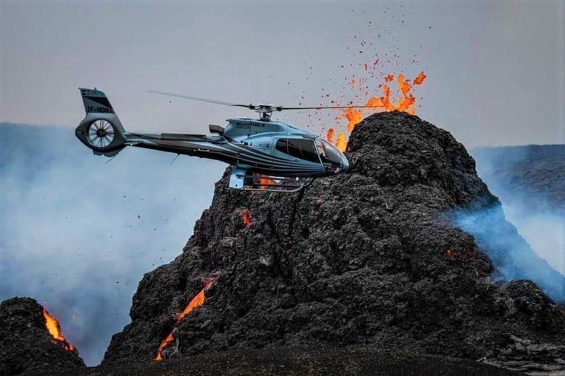 Helicóptero volando sobre la erupción en Islandia