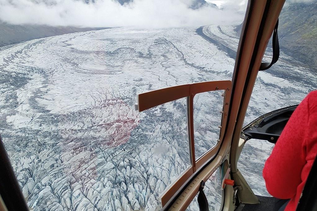 En helicotero encima del glaciar Vatnajokull