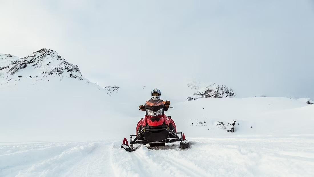 Excursión combinada de motos de nieve y visita la cueva de hielo en Islandia.