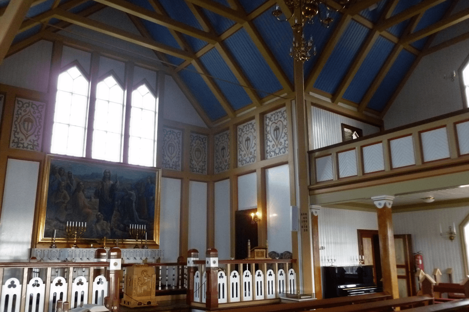 Interior de la iglesia de madera de Húsavík