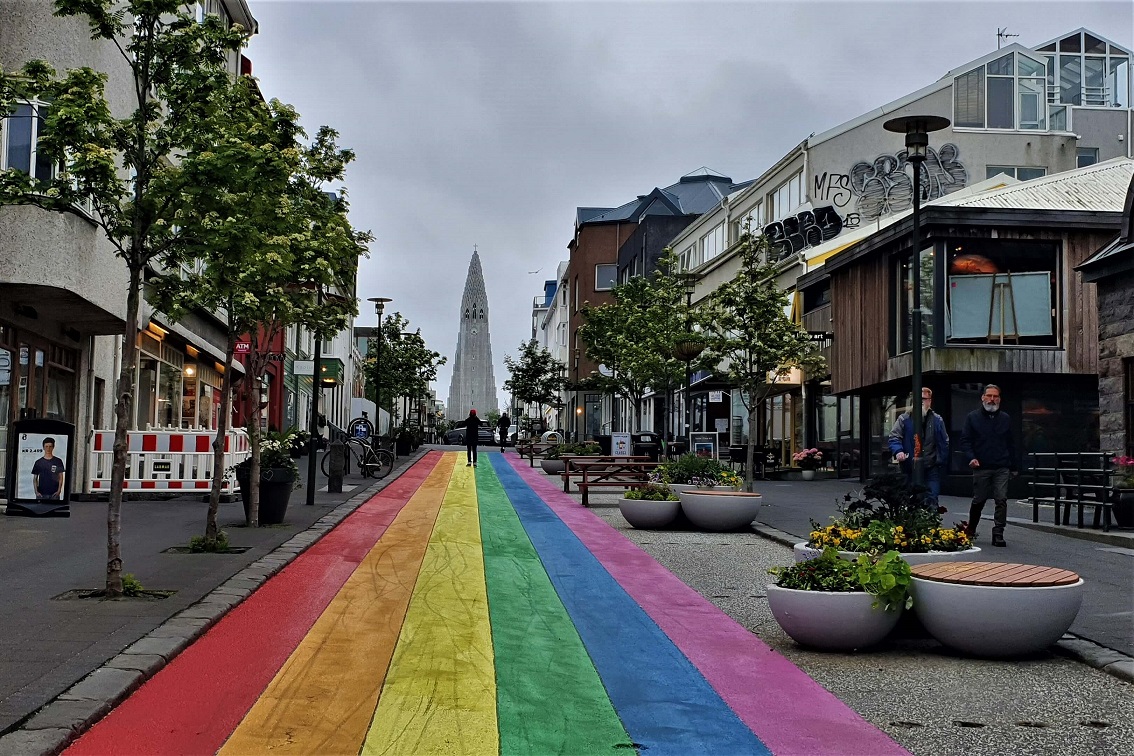 Reykjavik colores en calle Skolavogurstigur en Islandia con iglesia Hallgrímskirkja 