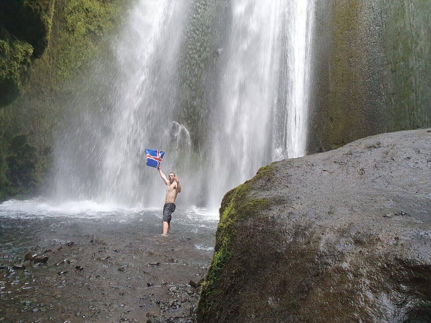 Cascada escondida en la costa sur de Islandia