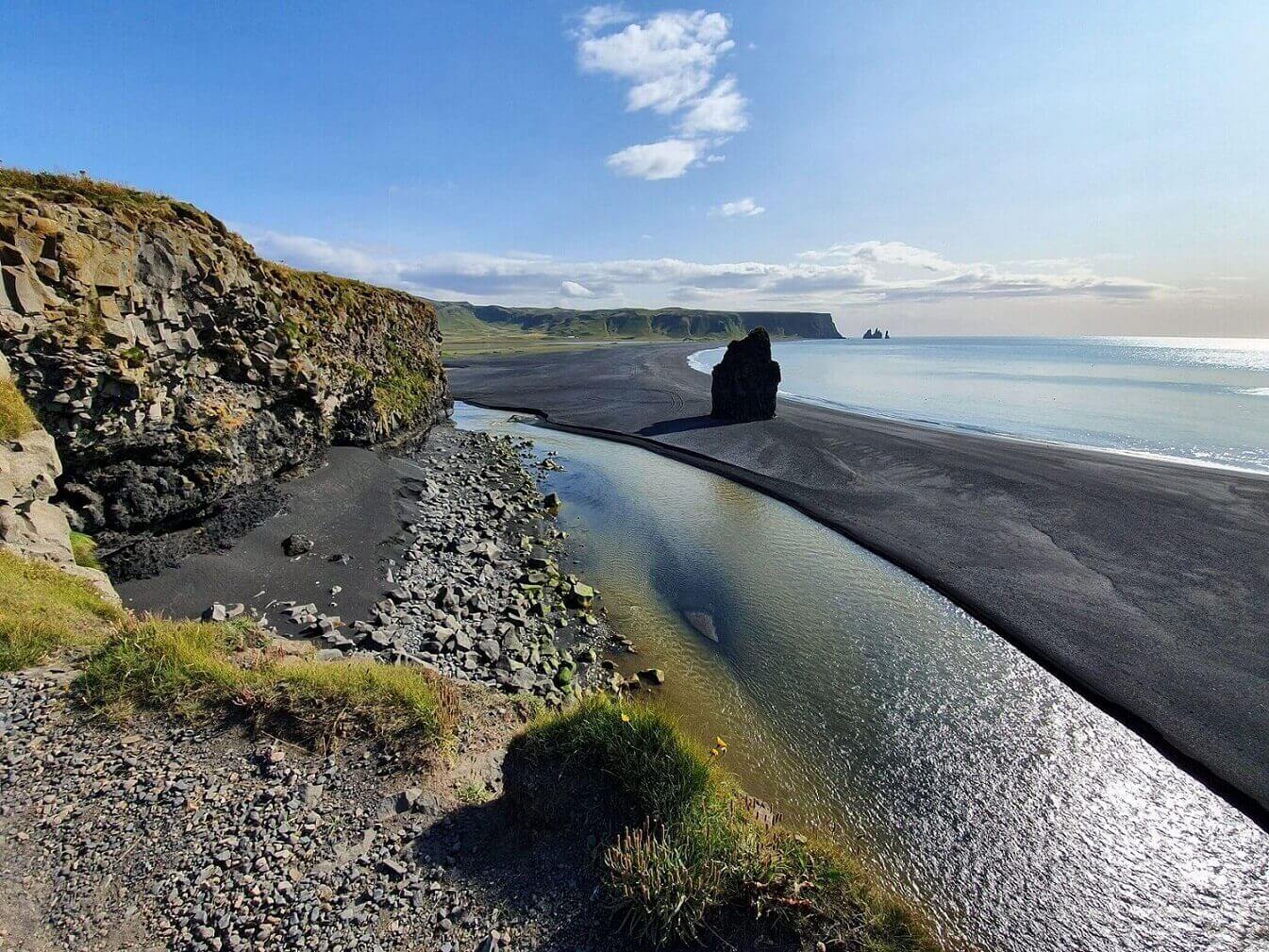 Playa con arena negra en el sur de Islandia