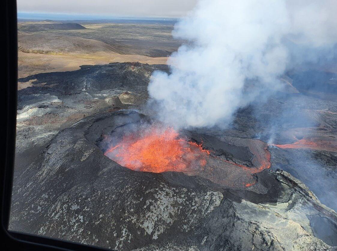 cráter volcánico erupción en Islandia desde helicóptero