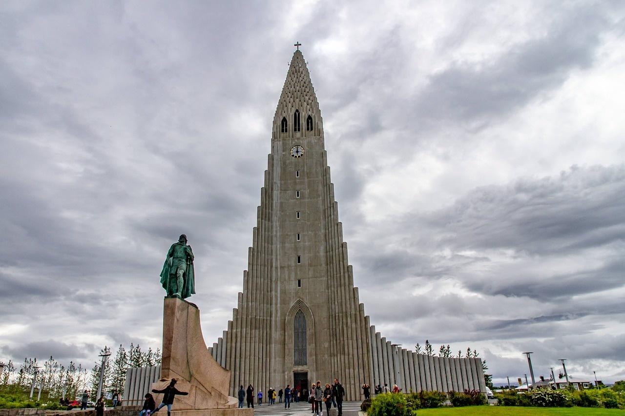 Iglesia Hallgrímskirkja en la capital de Islandia