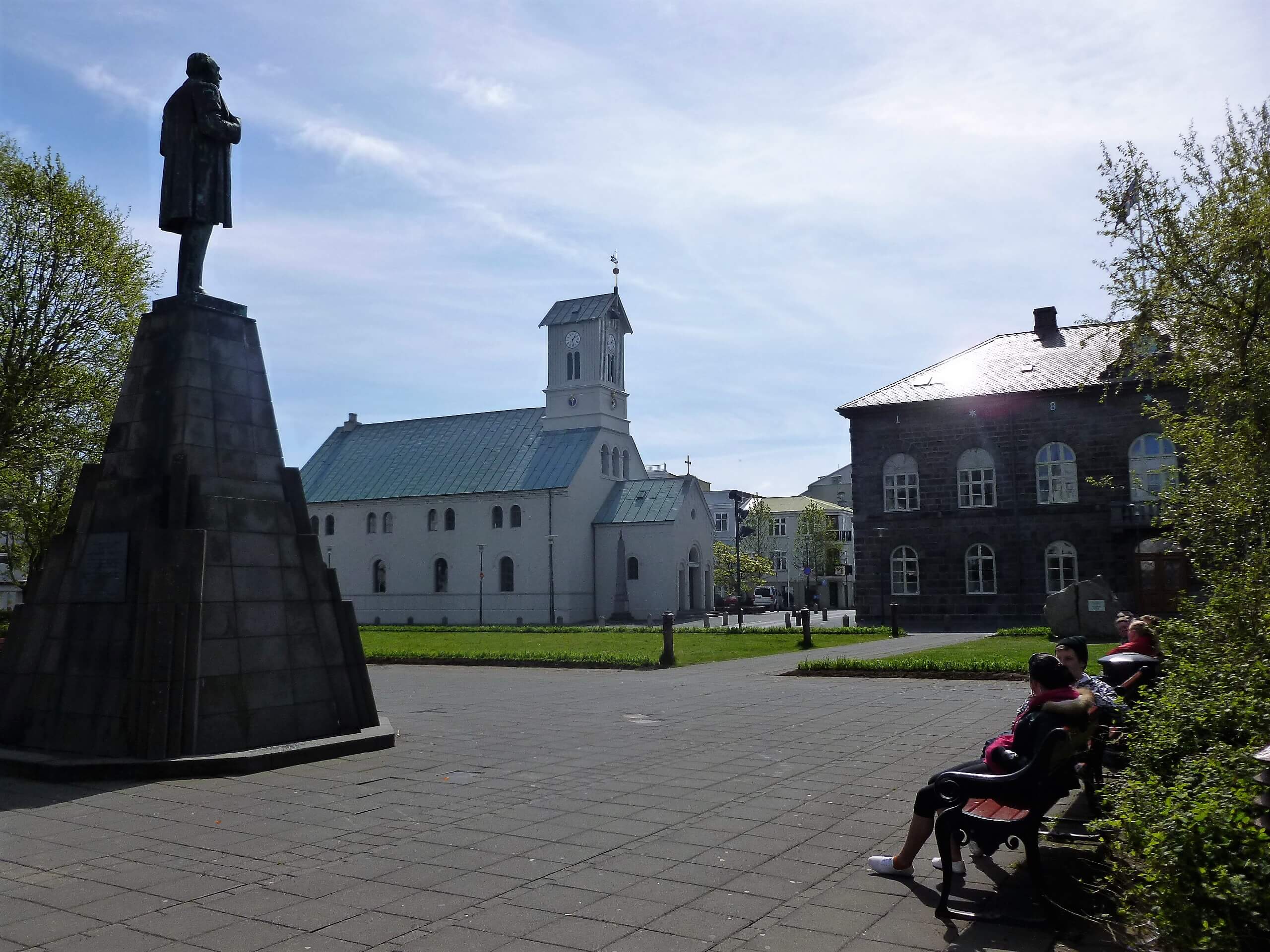 Vista de la plaza y la iglesia Domkrirkjan en Reykjavík