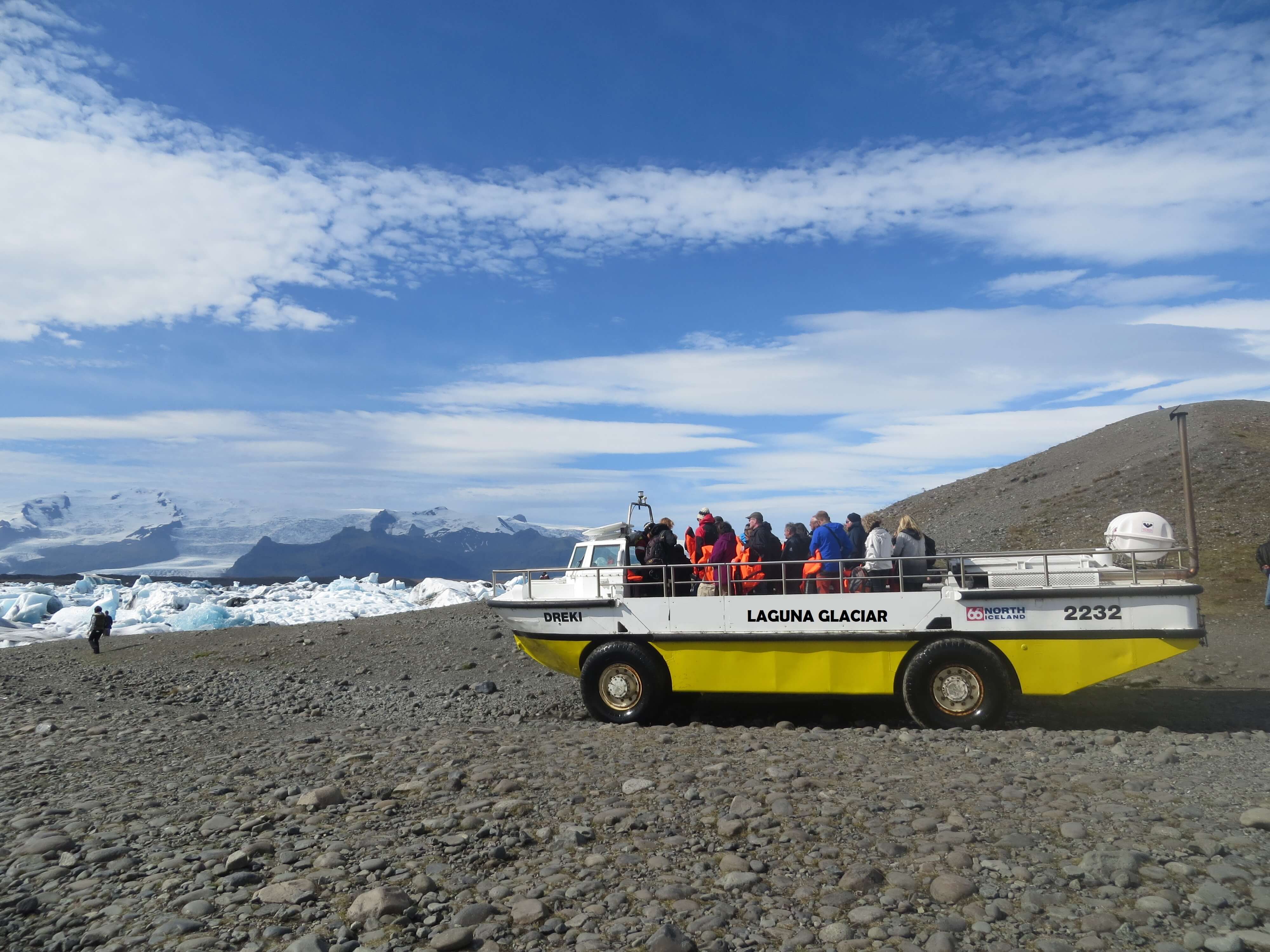 Barco anfibio en la laguna glaciar en Islandia