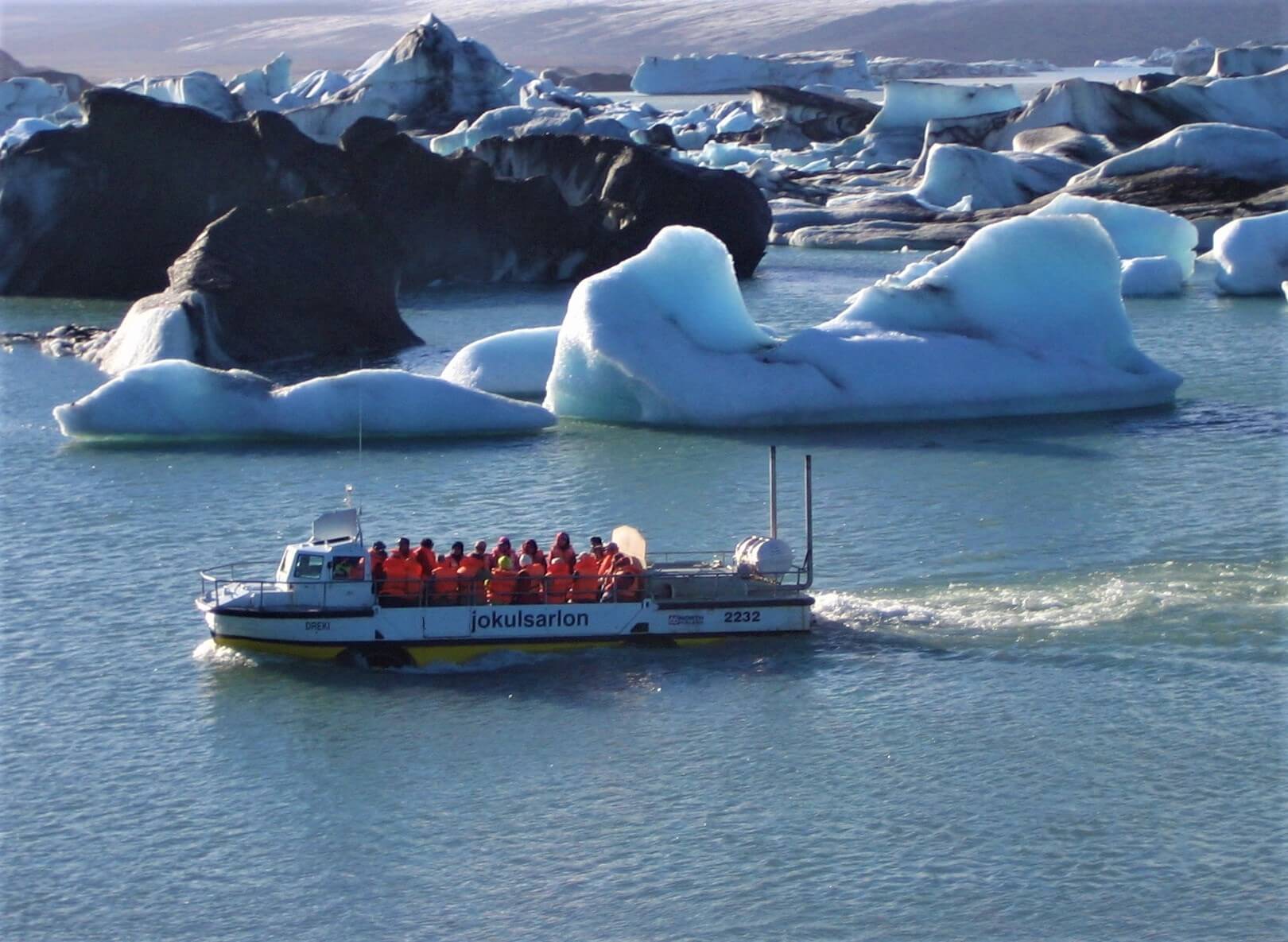 Excursión en barco anfibio en la laguna glaciar Jokulsarlon en Islandia.