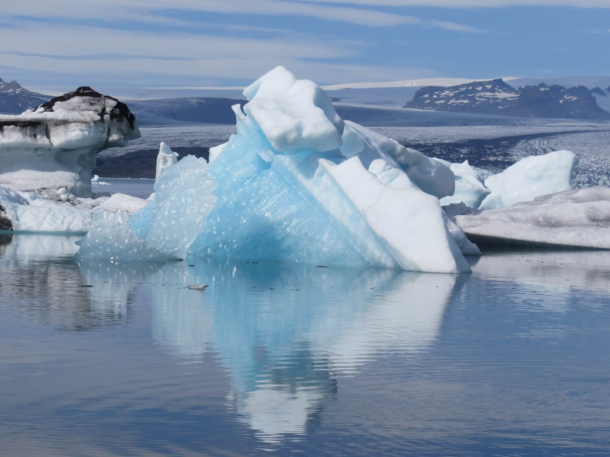 Ícebergs flotantes en la laguna glaciar Jokulsarlon en Islandia