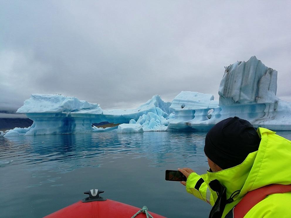Excursion en el barco en la laguna glaciar Jokulsarlon