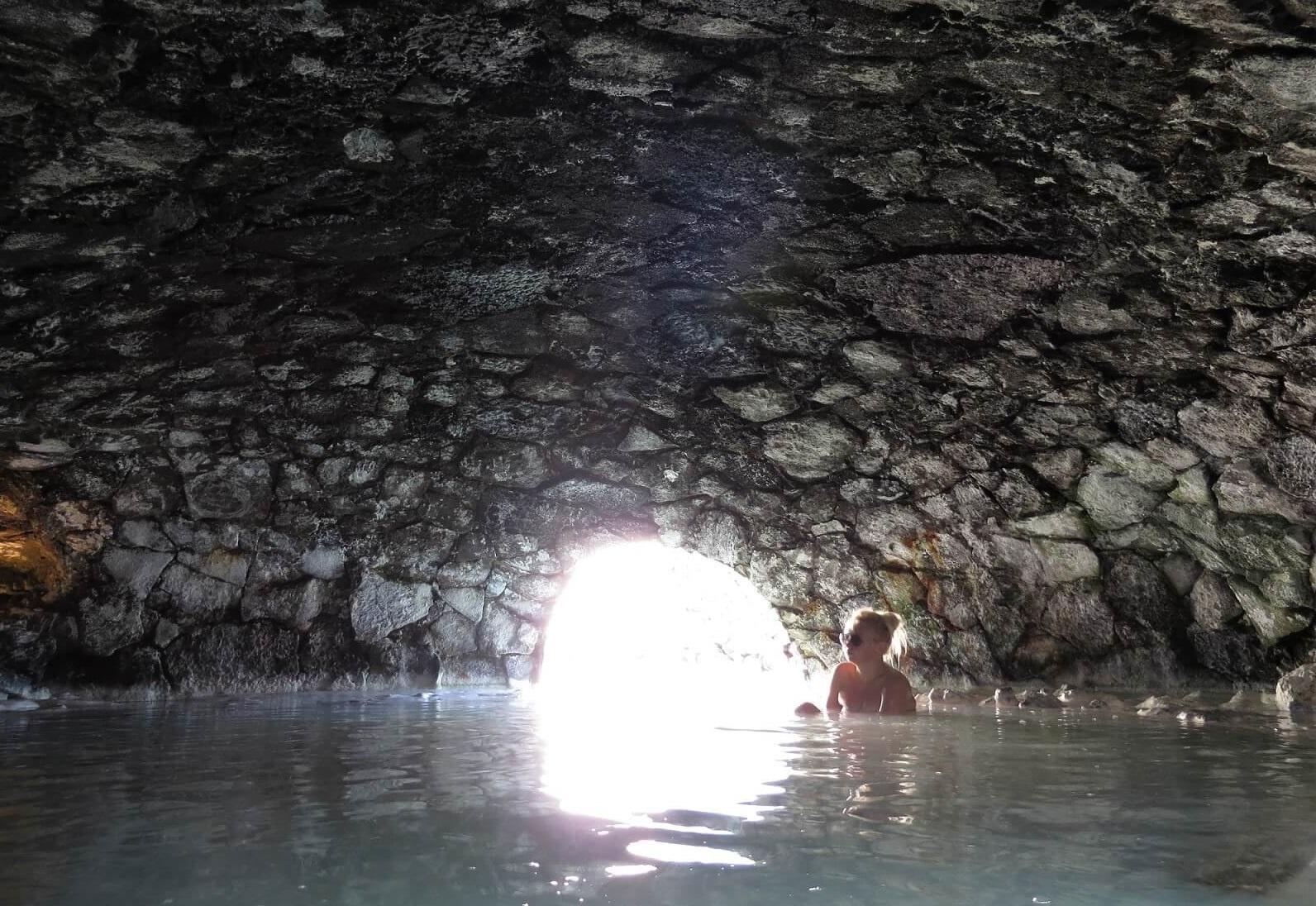 Cueva en la Laguna Azul