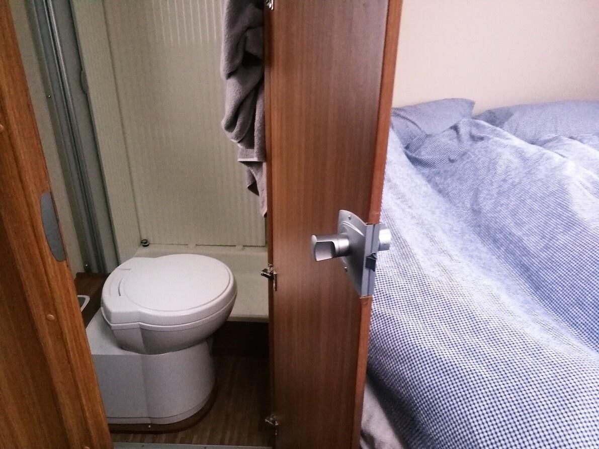 Autocaravana pequeña - baño Baño de autocaravana de alquiler en Islandia