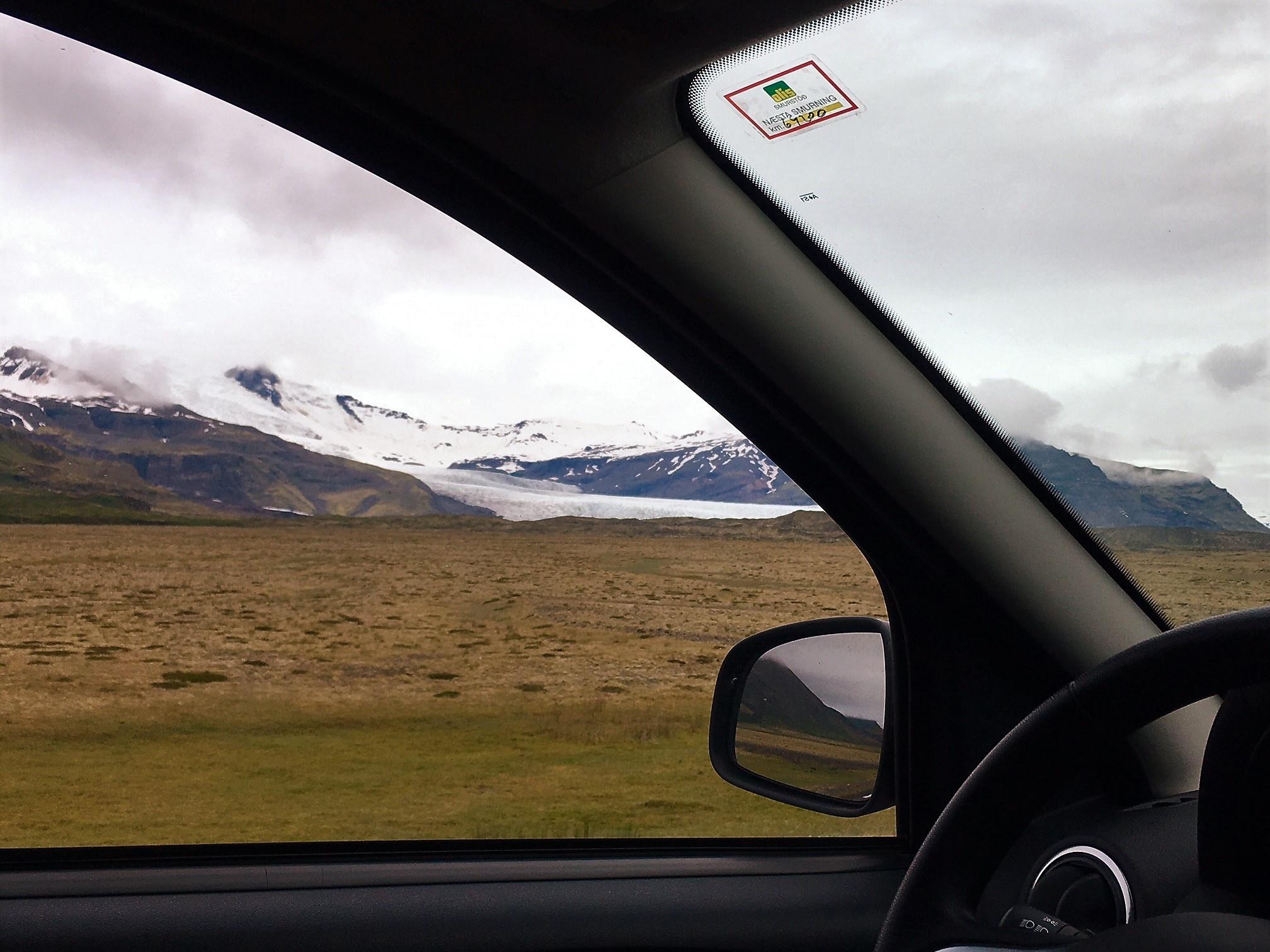 Viajando con el coche alquilado por Islandia